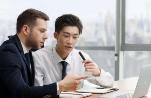 專業(yè)英語陪同翻譯收費(fèi)要多少錢一天_尚語翻譯